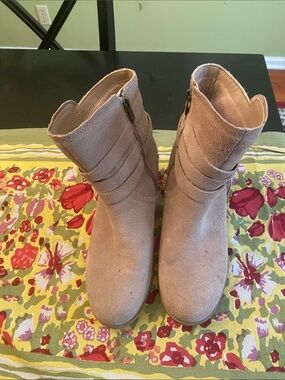 Women’s Taupe Suede Ankle Boots by Koolaburra by UGG- size 8.